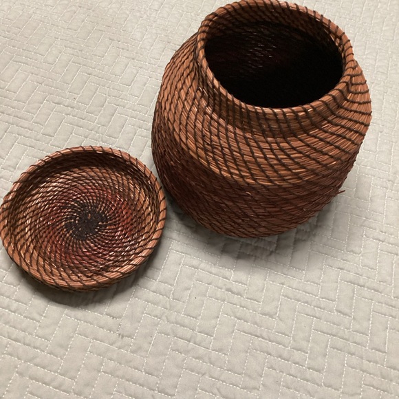 Vtg Pine Needle Native American Hand Woven Basket W/ Lid 7" Tall 6" wide - Picture 6 of 11